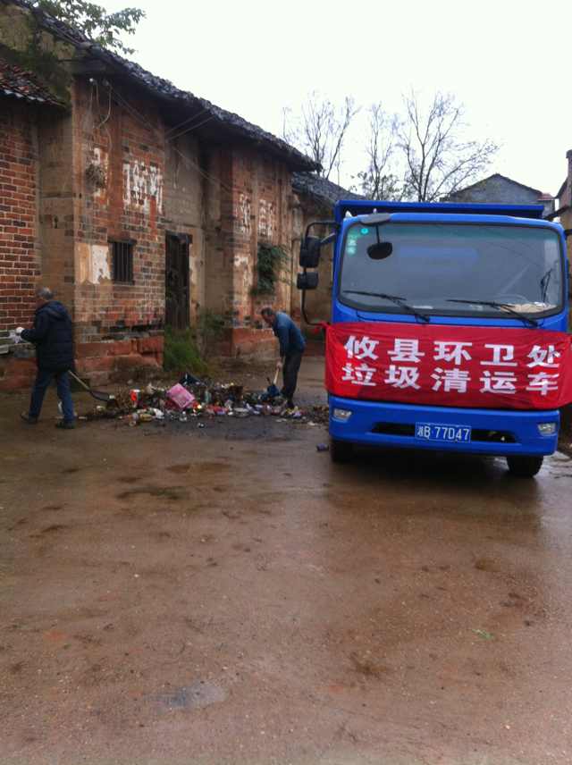 环卫处扶贫工作落实处 改善村容环境