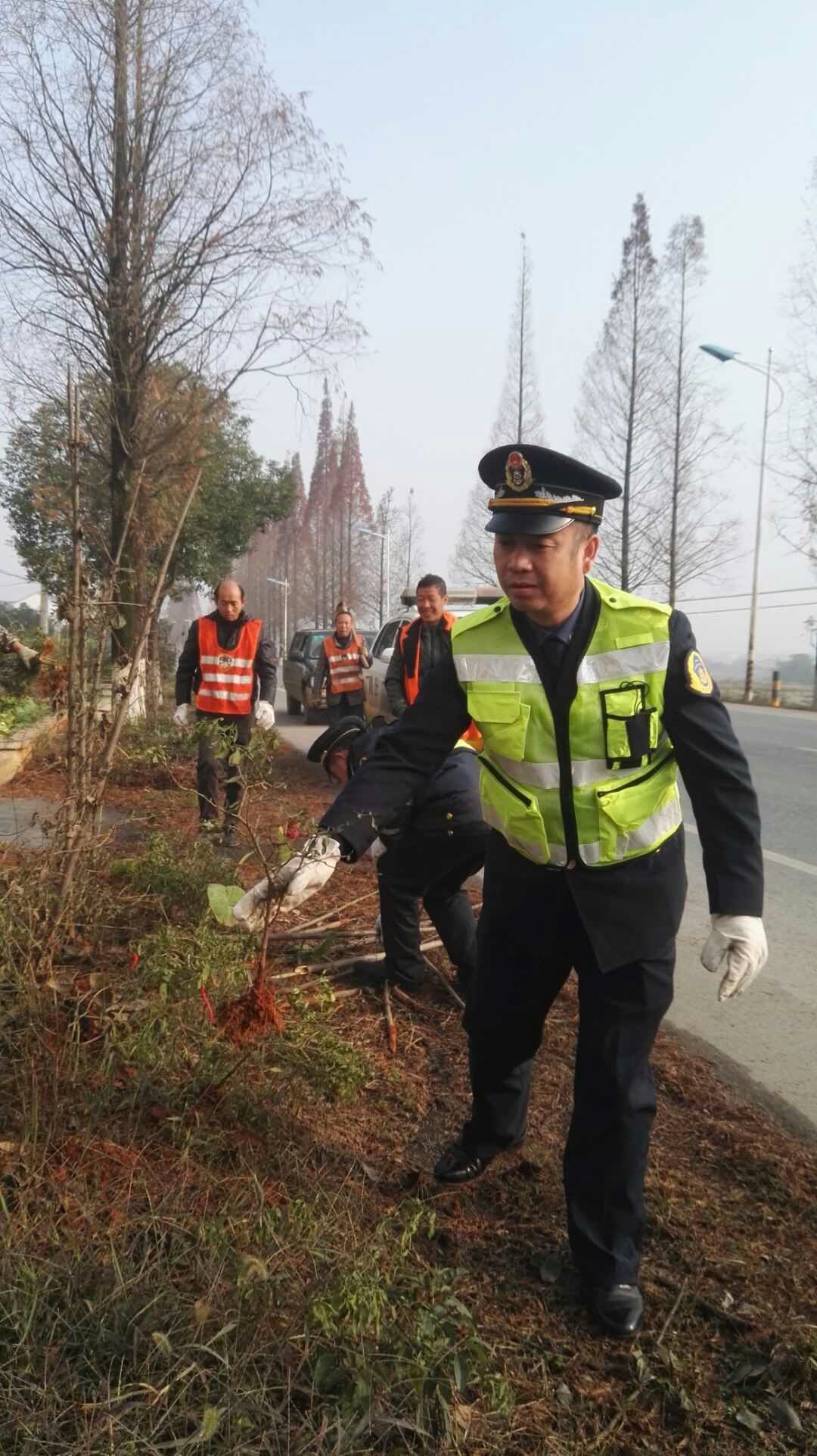 公路局路政大队放弃周末休息，全力以赴迎省检