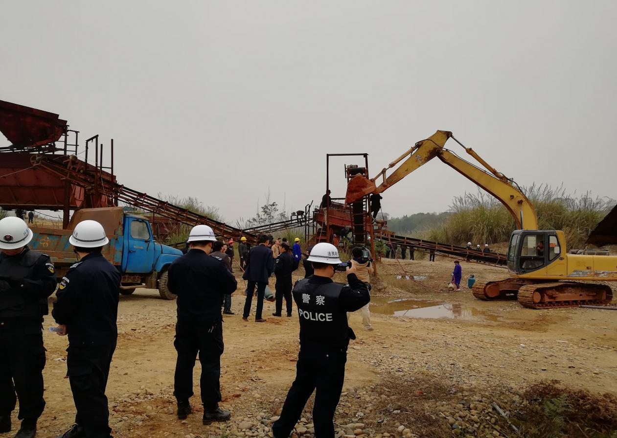 多部门联合执法拆除洣水四桥项目区内非法砂场