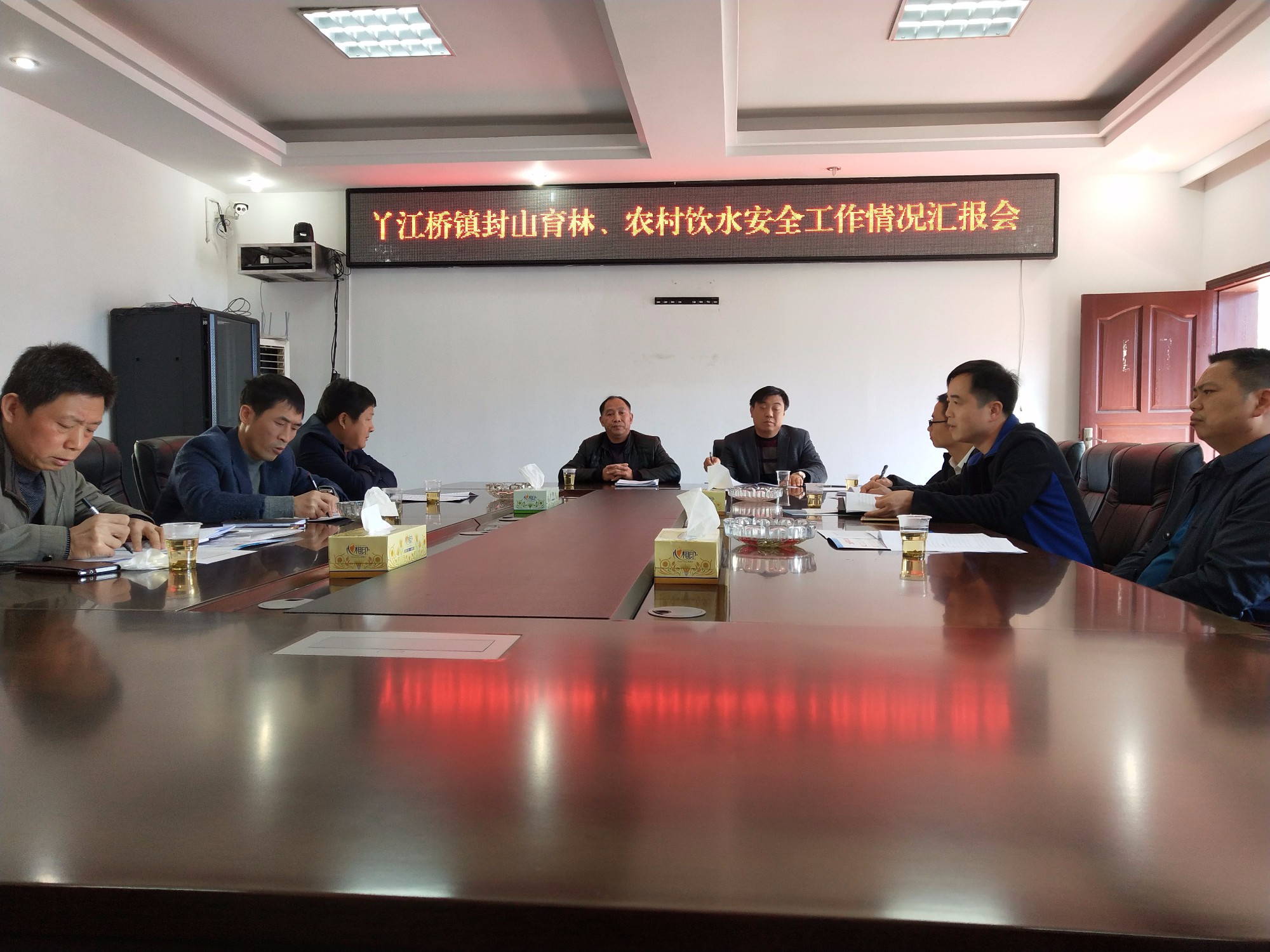 县人大常委会一行来丫江桥镇督查封山育林、农村饮水安全工作