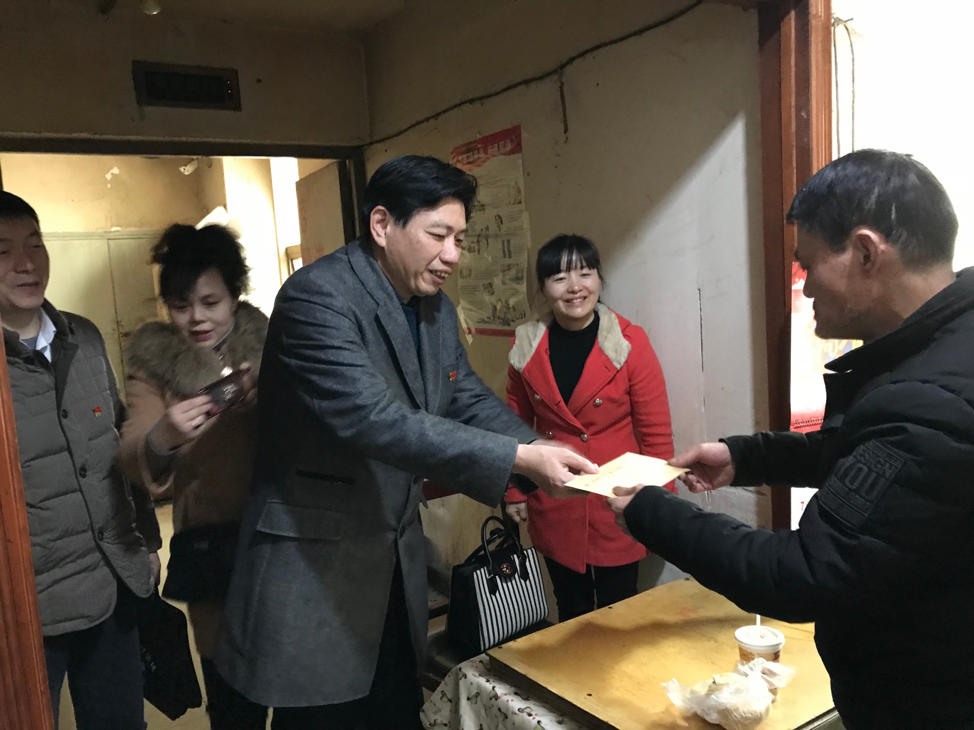 市人防办到车站路社区开展在职党员进社区活动