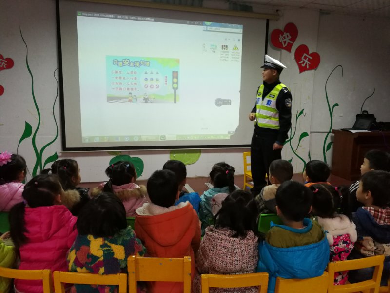 交警大队:机关民警为文明小萌娃播撒交通安全种子