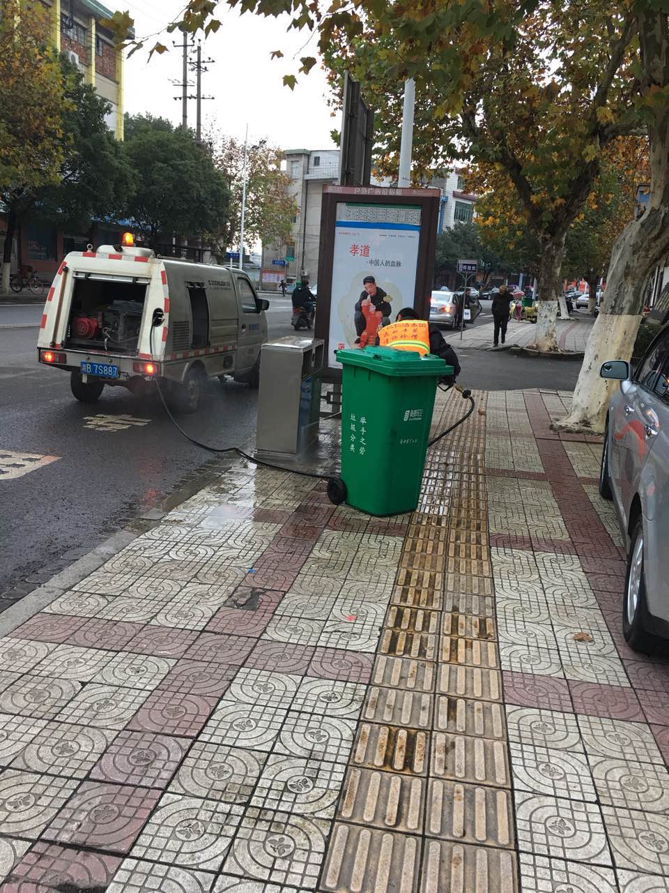 城区垃圾容器“保洁战”