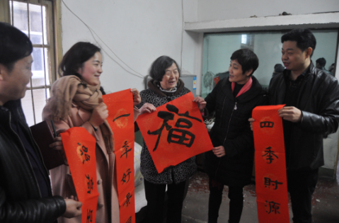 区委常委、统战部长冯湘玲到建设街道沿河社区开展“同心惠民 书写赠送春联”活动