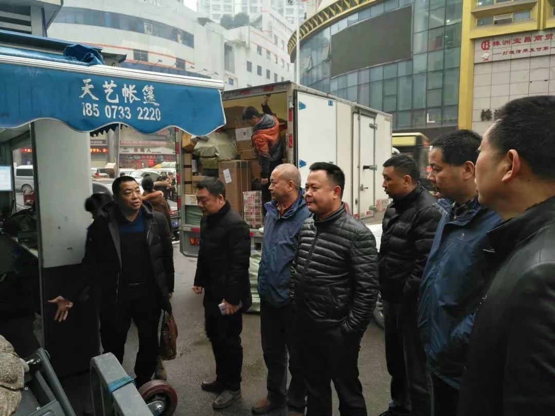 市城管局党组书记、局长李晓彤率队前往芦淞区调研