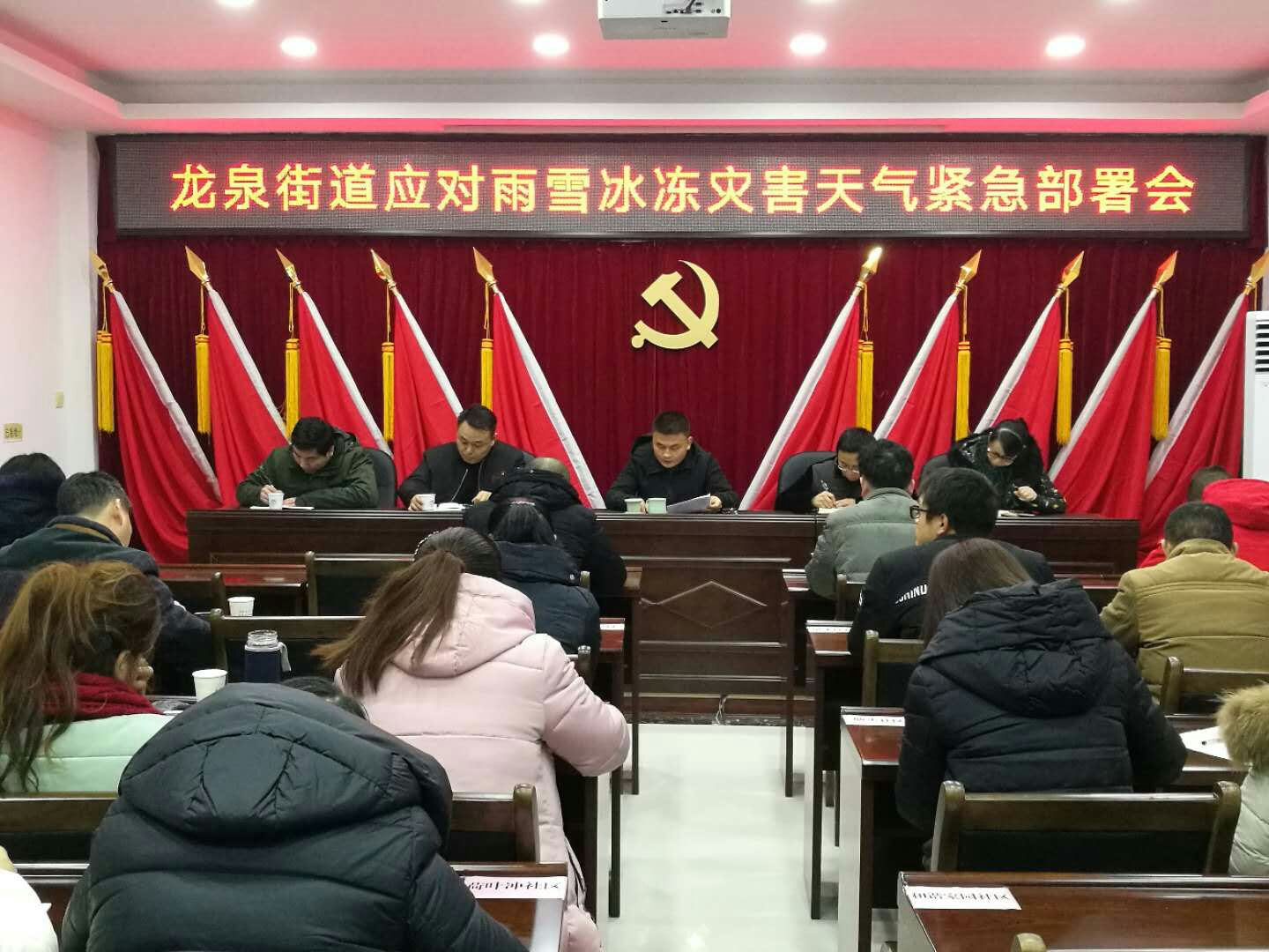 抗击冰雪，龙泉街道在行动！