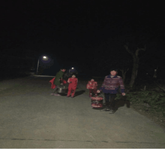 安装路灯添光明精准扶贫暖人心