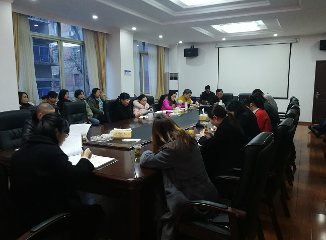 贺家土街道贯彻落实区“两会”会议精神
