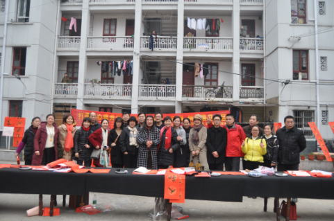 区委常委、统战部长冯湘玲到建设街道沿河社区开展“同心惠民 书写赠送春联”活动