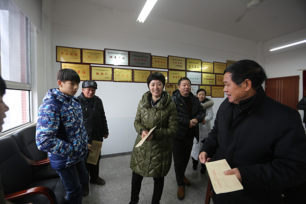 攸县为180名贫困学生发放春节慰问金11万多元