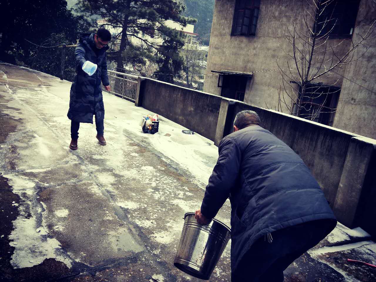 抗击冰雪，龙泉街道在行动！