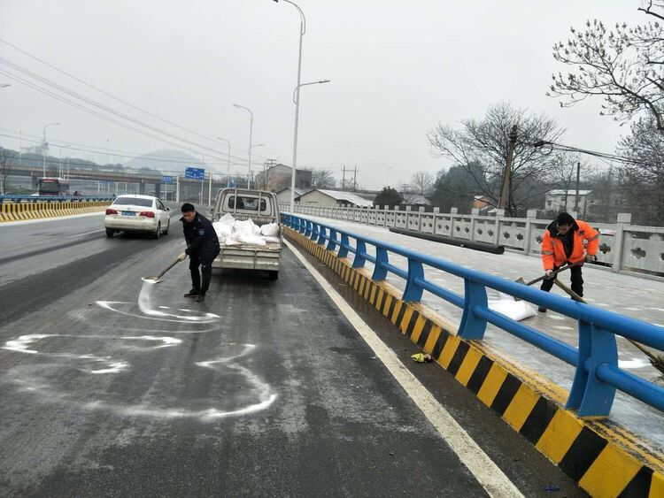 董家塅街道组织机关干部积极开展铲冰除雪行动