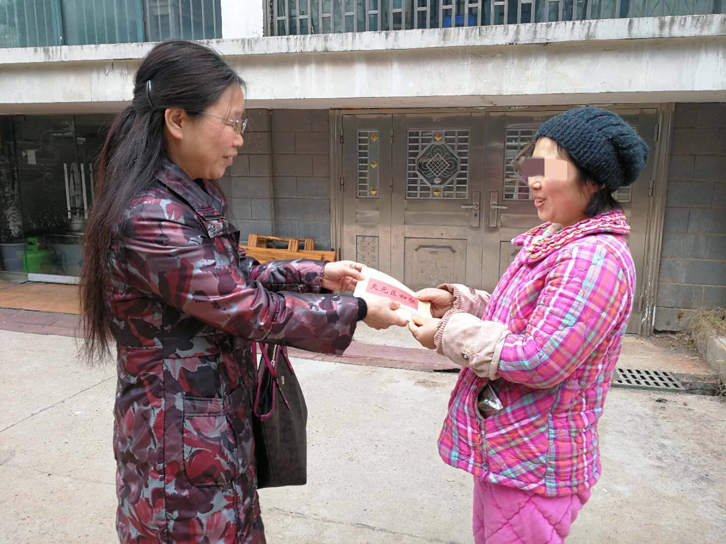 天元区妇联节前慰问“两癌”困难妇女