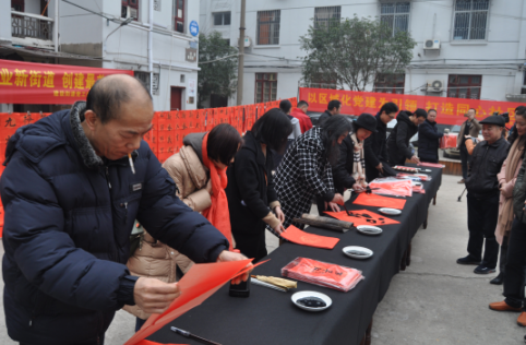 区委常委、统战部长冯湘玲到建设街道沿河社区开展“同心惠民 书写赠送春联”活动