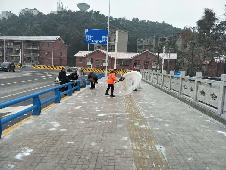 董家塅街道组织机关干部积极开展铲冰除雪行动