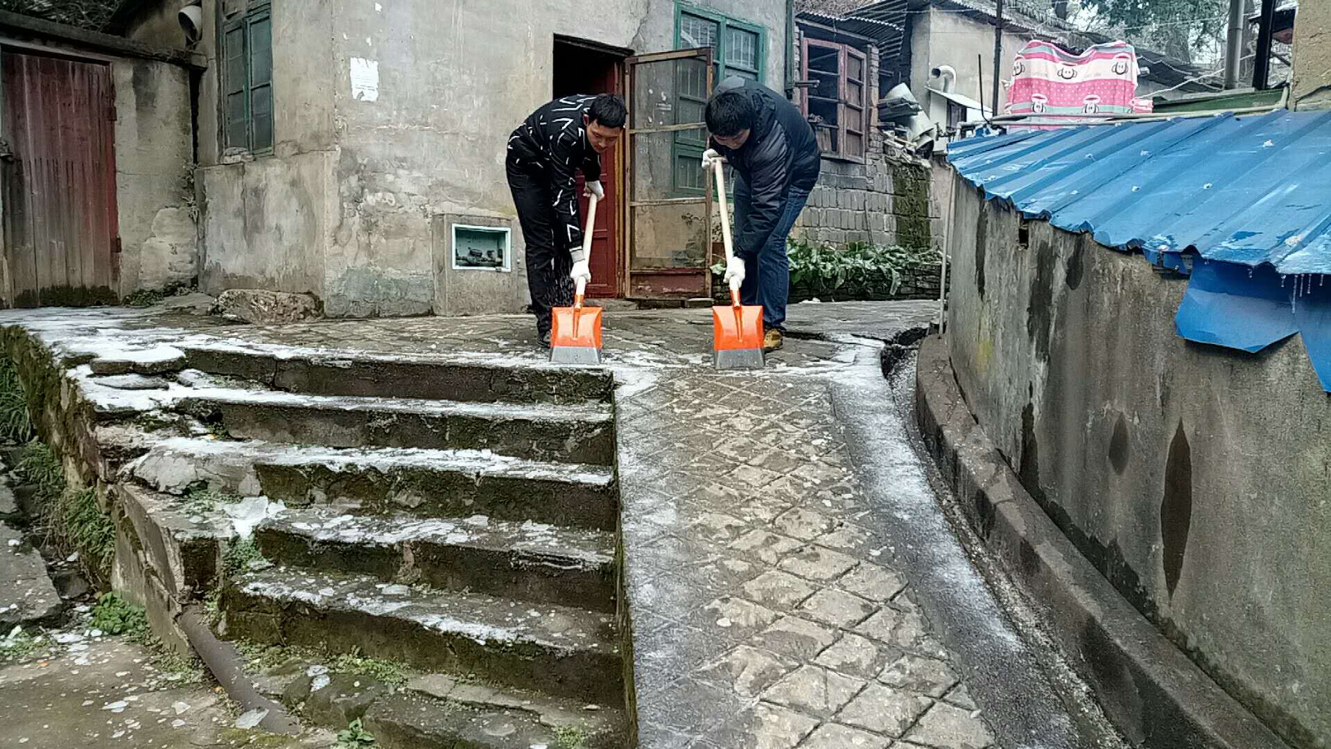 抗击冰雪，龙泉街道在行动！