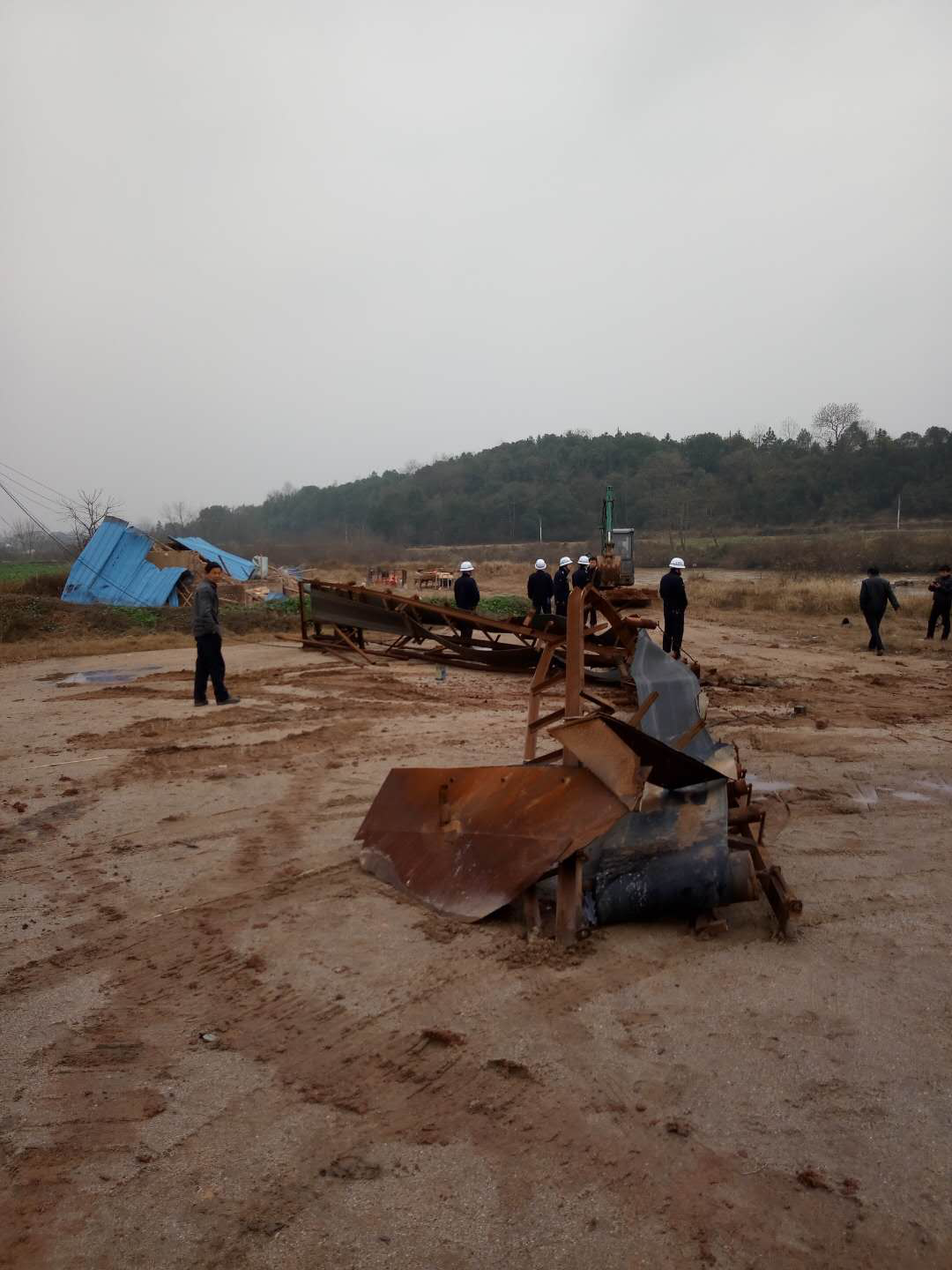 回归青山绿水 共建美好家园 皇图岭镇开展打击非法采砂场专项行动