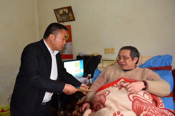 蔡周良深入社区慰问困难群众