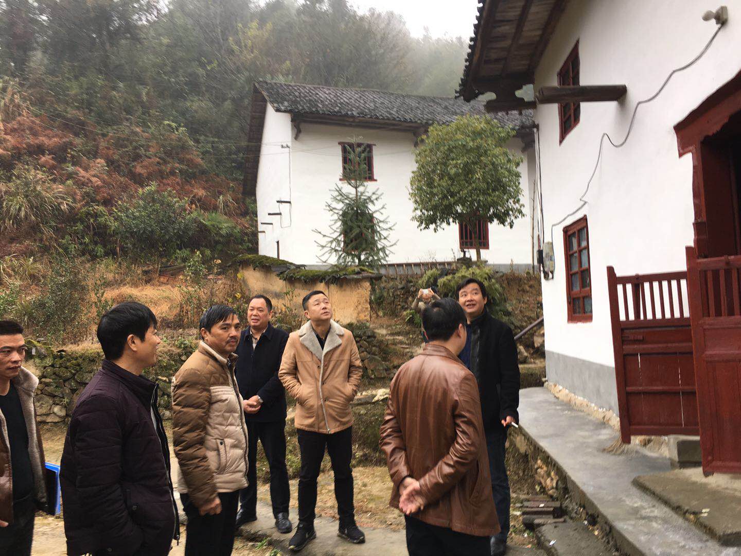 易屹东到酒埠江镇视察土坯房改造工作