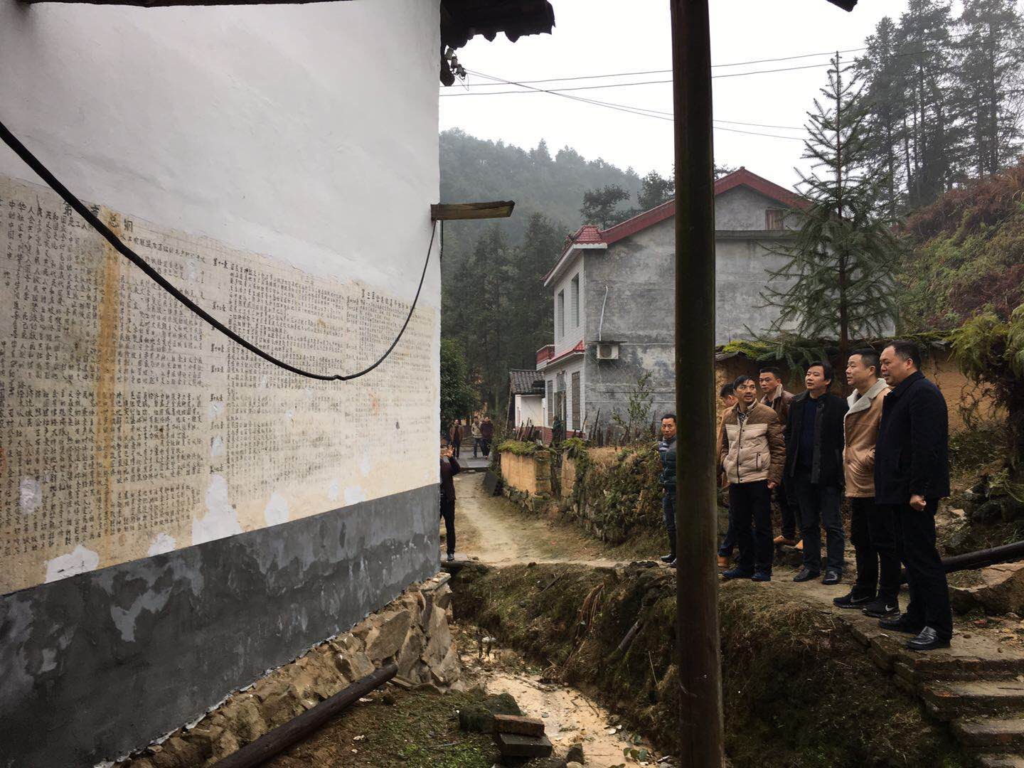 易屹东到酒埠江镇视察土坯房改造工作