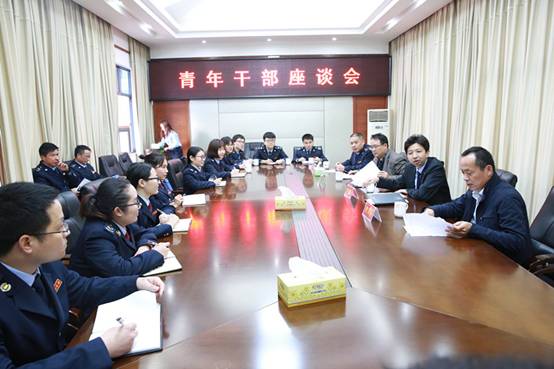株洲市国税局党组书记、局长何正华与攸县国税局青年干部进行座谈