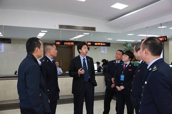 株洲市国税局党组书记、局长何正华一行莅临攸县国税局调研基层工作