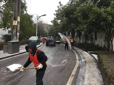 芦淞城建人迎战冰雪保畅通