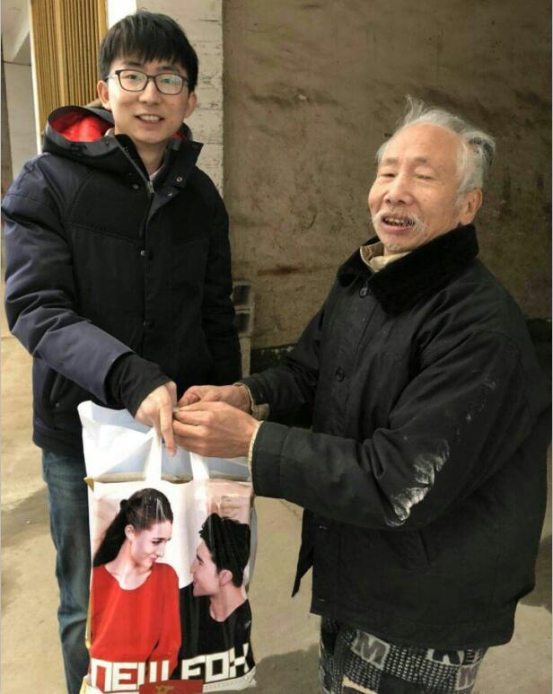 为特困供养老人发放防寒保暖物资