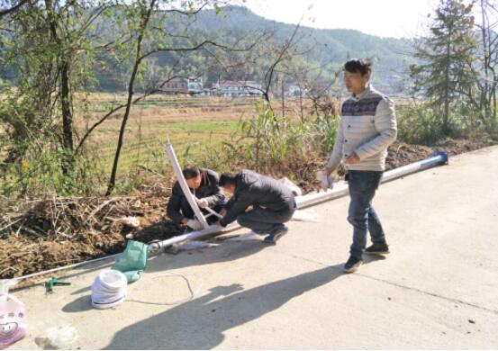 安装路灯添光明精准扶贫暖人心