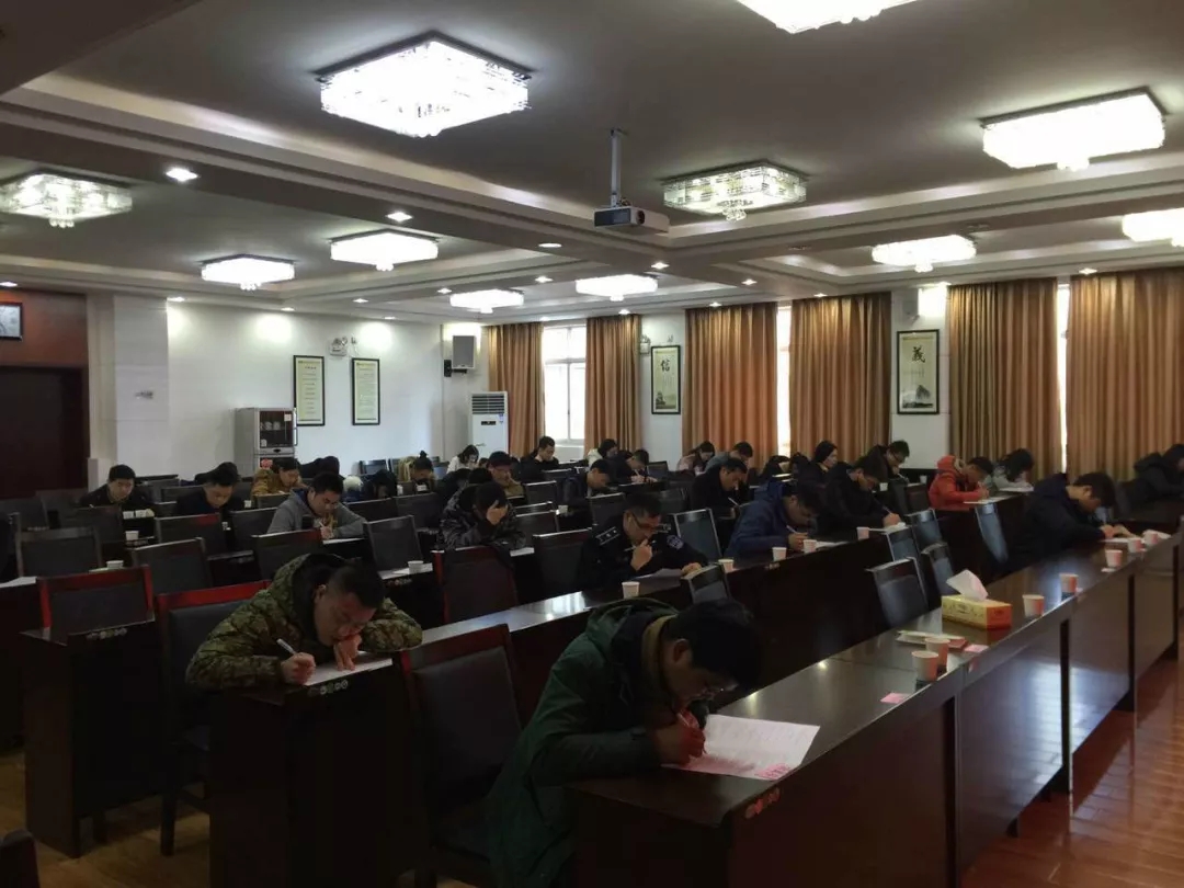 市城管局组织城管执法骨干队员跟班学习培训