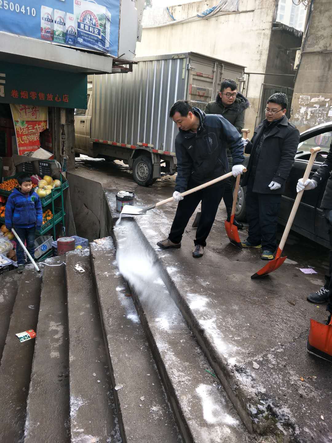 抗击冰雪，龙泉街道在行动！