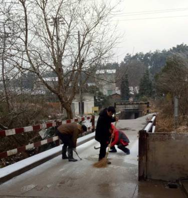 芦淞城建人迎战冰雪保畅通