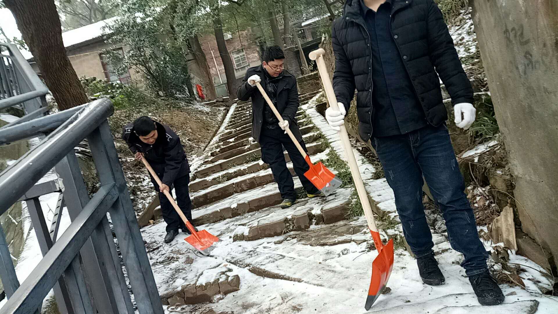 抗击冰雪，龙泉街道在行动！