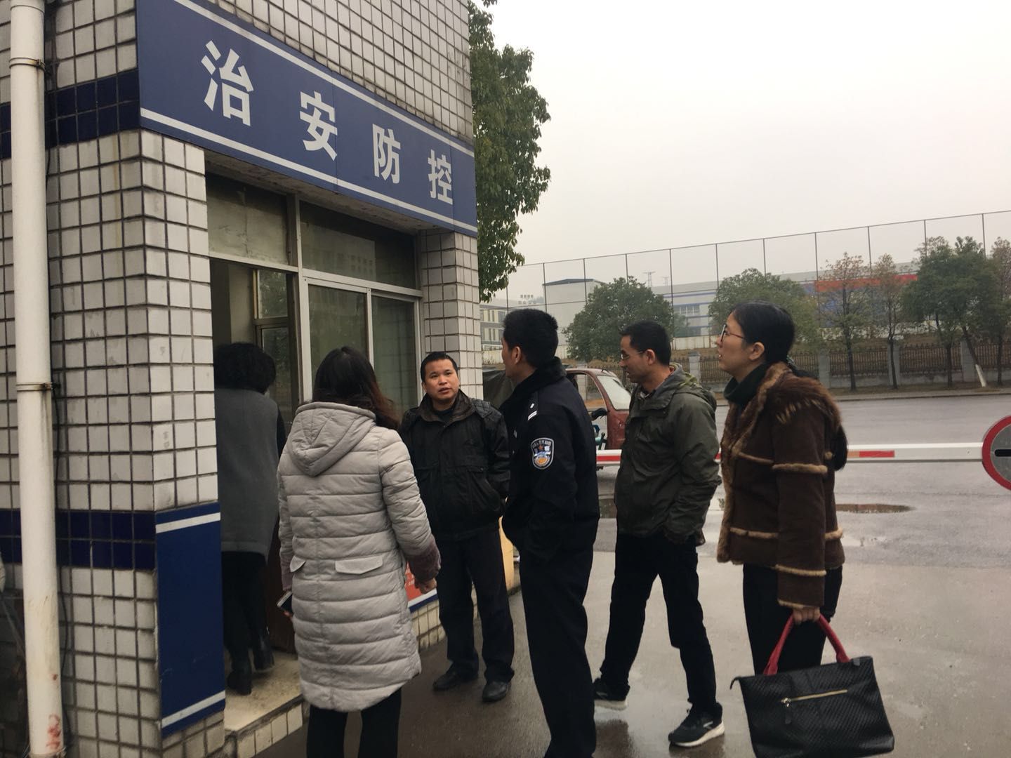 区委政法委一行来枫溪对枫溪辖区平安单位创建候选单位进行检查验收
