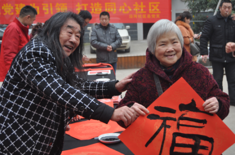 区委常委、统战部长冯湘玲到建设街道沿河社区开展“同心惠民 书写赠送春联”活动