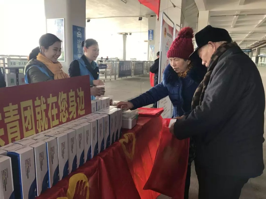 株洲新区青年以爱的名义温暖春运回家路