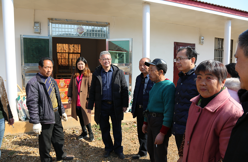 株洲市机械机电商会走进雷打石镇霞石村慰问困难群众