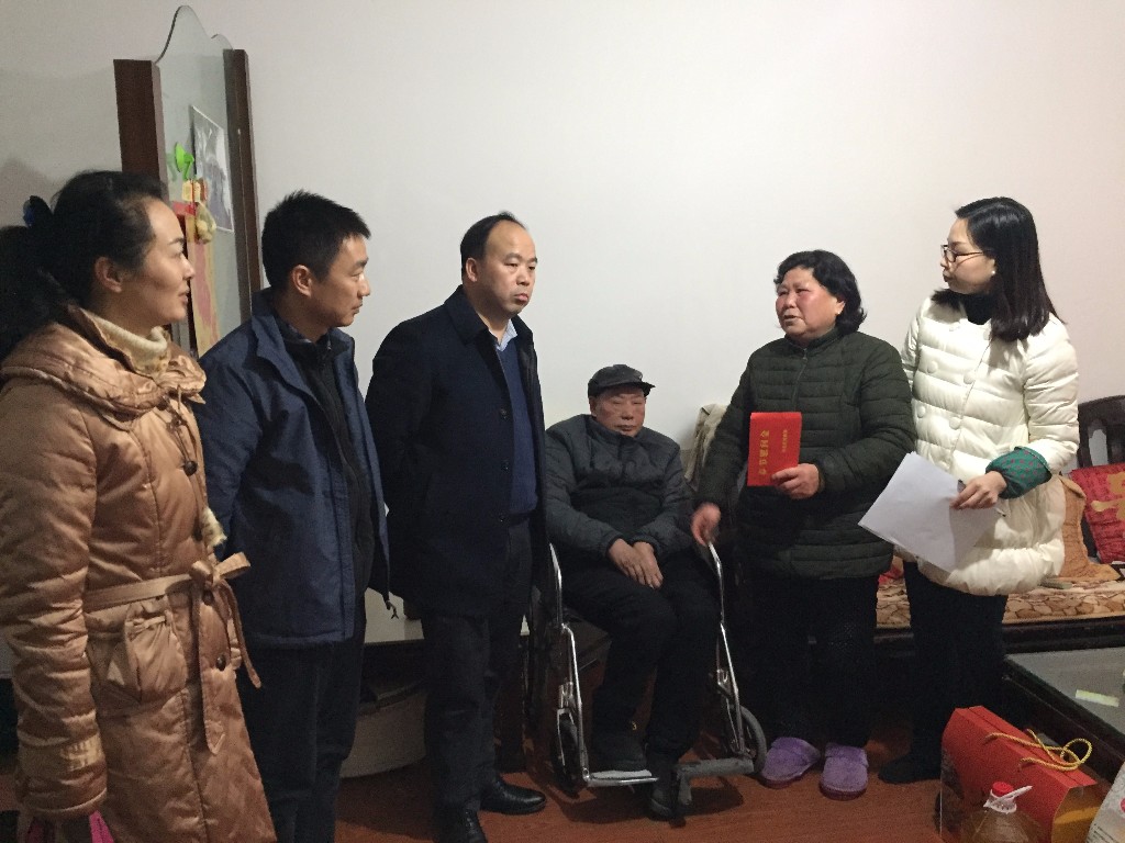 与民同乐共度小年节 民政局党员进社区慰问困难群众