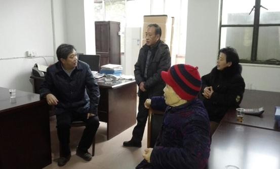 市国资委党委书记、主任吴晓光到市塑料五厂访贫问苦