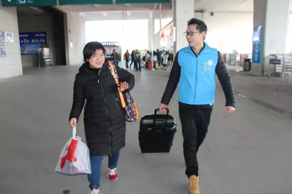 株洲新区青年以爱的名义温暖春运回家路