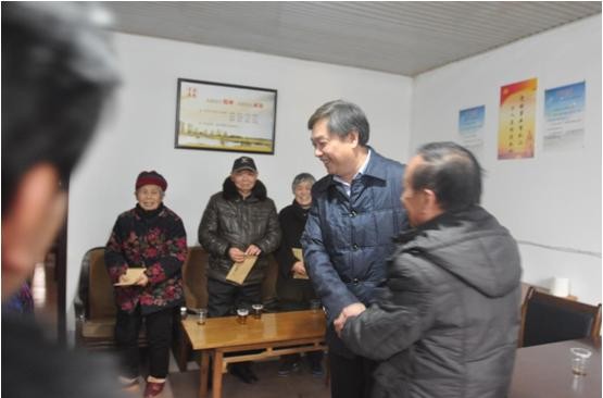 市国资委党委书记、主任吴晓光到市塑料五厂访贫问苦