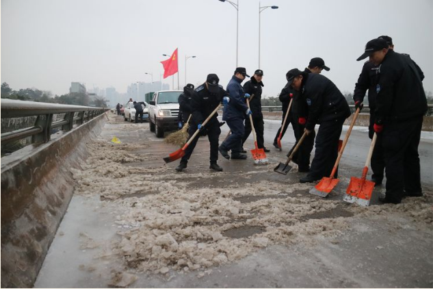 芦淞城管雪中奋短兵 鏖战四小时全线疏通建宁大桥