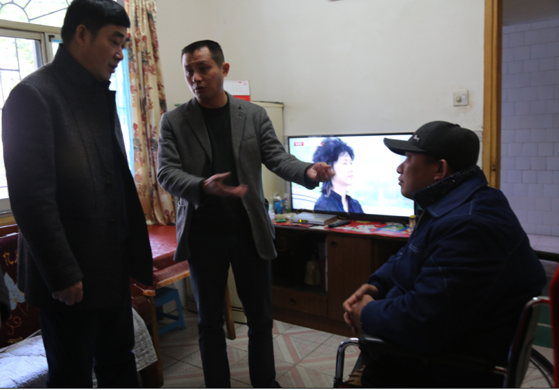 贯彻落实党的十九大精神 访贫问苦温暖残疾人