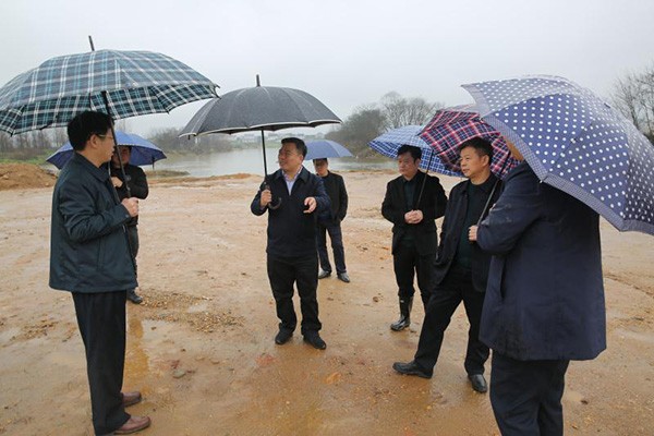 书记农历新年首次下乡 冒雨巡河带头履行河长职责