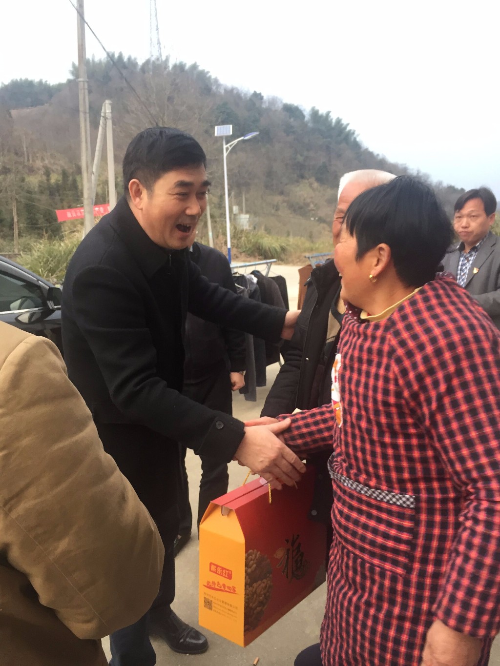 朱振湘主任赴攸县峦山镇江中村慰问贫困户