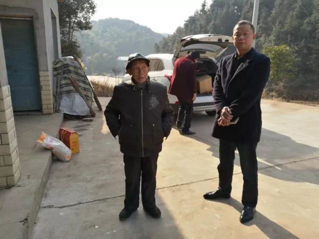 区安监局走访慰问贫困户并对返乡务工人员进行禁毒教育宣传
