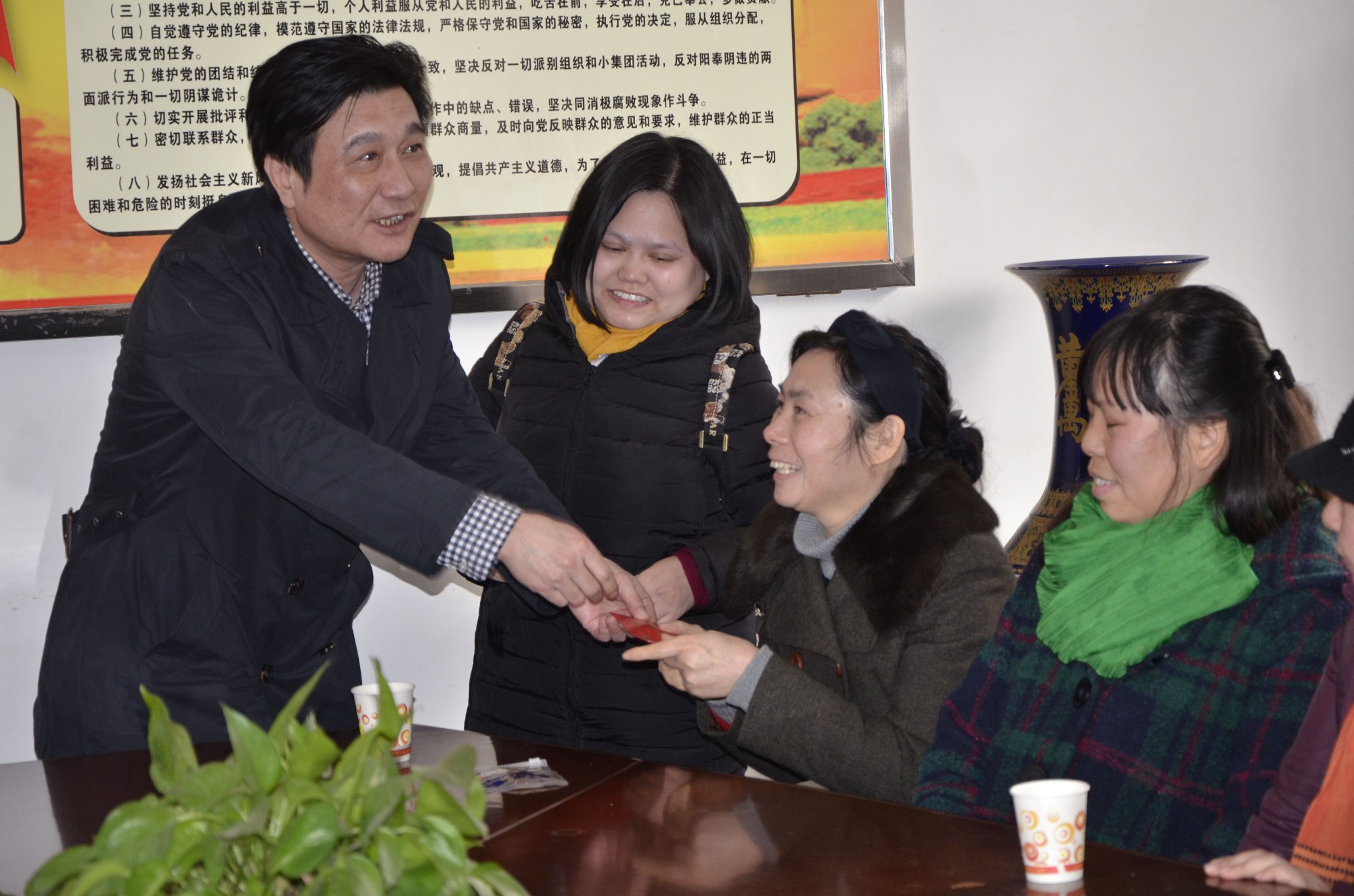 "心系教育，情暖校园" 市宁乡商会到贺家土中学开展新春慰问活动
