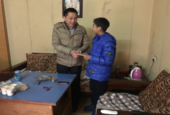 市党代表蒋盛武走进建设街道何家坳社区进行春节慰问，扶贫济困解民忧