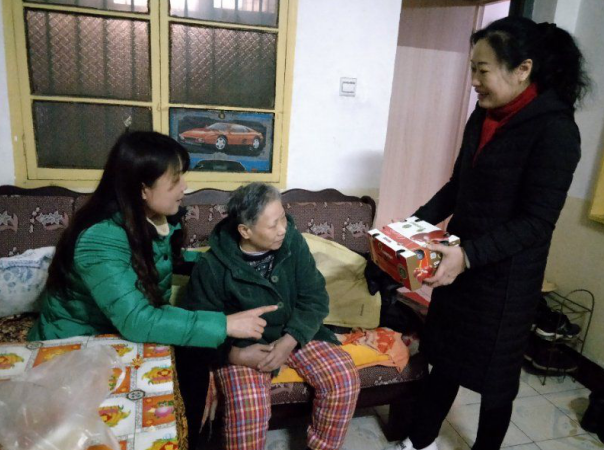 “立足新方位、开启新征程”主题党日，市房产局党员干部到建设街道操坪社区开展“冬日送温暖”活动