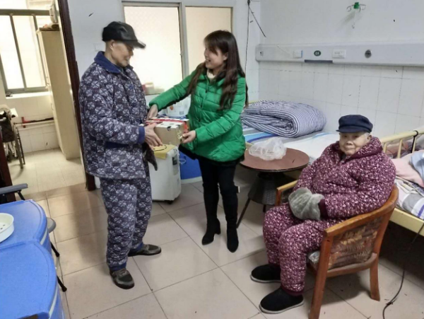 “立足新方位、开启新征程”主题党日，市房产局党员干部到建设街道操坪社区开展“冬日送温暖”活动